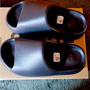 Yeezy slide onyx size 4 never worn brand new